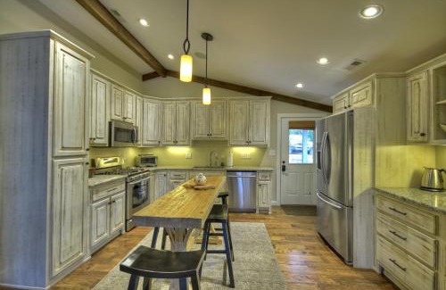 Blue Ridge Casa | Main Street Cottage - Downtown Blue Ridge - Experience Downtown Living, Cozy King Bed, Full Kitchen, Comfortable Living Room