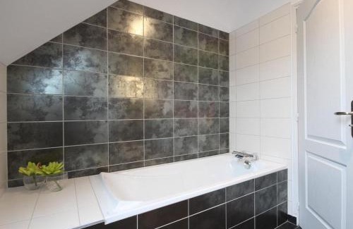 Le Cercueil Casa | Maison authentique rénovée 7ha, étang, confort moderne, idéal pour familles, animaux acceptés - FR-1-497-53