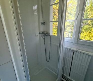 Melun Casa | Maison Briand - Grande chambre chez l'habitant - Melun Centre - Wifi, Netflix, Smart TV, Lit à mousse mémoire de forme