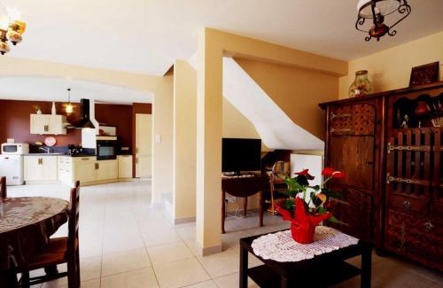 Saint-Nizier-de-Fornas Casa | Maison de charme avec poêle à bois, 3 chambres, salle de jeux, jardin clos et équipements modernes. - FR-1-496-259
