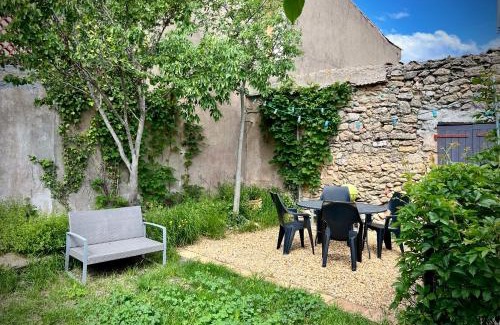 Loupian Casa | Maison de village avec jardin à 3 km des plages.
