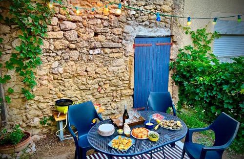 Loupian Casa | Maison de village avec jardin à 3 km des plages.