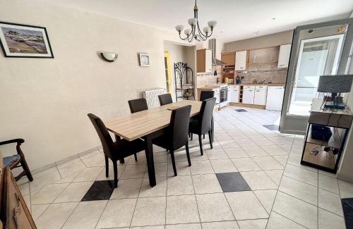 Saint-Pair-sur-Mer Casa | Maison de Ville avec Jardin Clos à 250m des Commerces et Proche de la Mer - FR-1-361-358