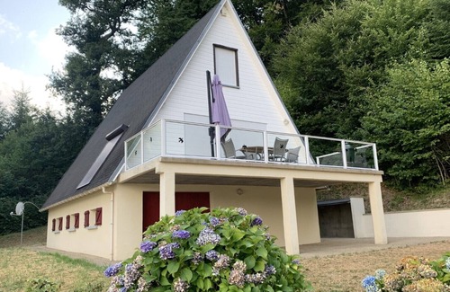 Sarroux-Saint-Julien Villa | Maison du Lac Ligt aan de Rand van een Prachtig Meer!