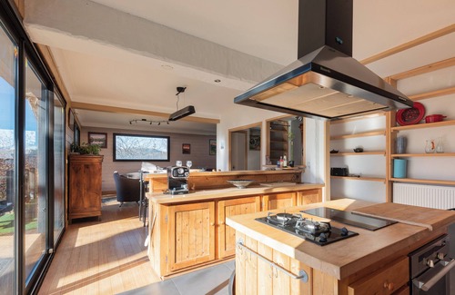 Bagneres-de-Bigorre Casa | Maison Paul, en la Colina de los Pirineos con vistas a la montaña, terraza privada y Wi-Fi