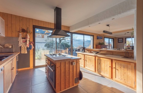 Bagneres-de-Bigorre Casa | Maison Paul, en la Colina de los Pirineos con vistas a la montaña, terraza privada y Wi-Fi