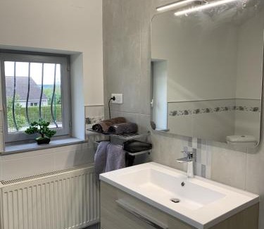 Saint-Germain-des-Fosses Casa | Maison Piscine et Jacuzzi