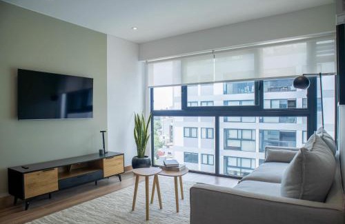 Leuro Apartamento | Majestic 2BR with Modern Pool in Miraflores