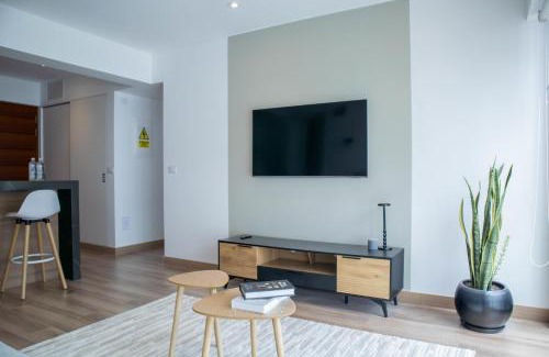 Leuro Apartamento | Majestic 2BR with Modern Pool in Miraflores