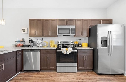 Clarksville Condominio | Make Lemonade in luxury w/ king bed & free parking