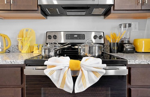 Clarksville Condominio | Make Lemonade in luxury w/ king bed & free parking