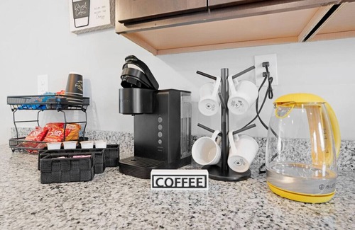 Clarksville Condominio | Make Lemonade in luxury w/ king bed & free parking