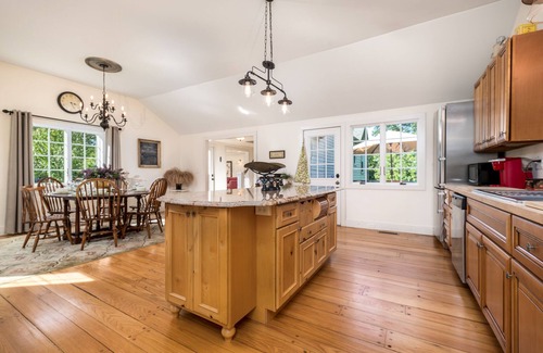 Brookfield Casa | 1905 Remodelado Nueva Inglaterra Cape Quintessential Connecticut Countryside Getaway