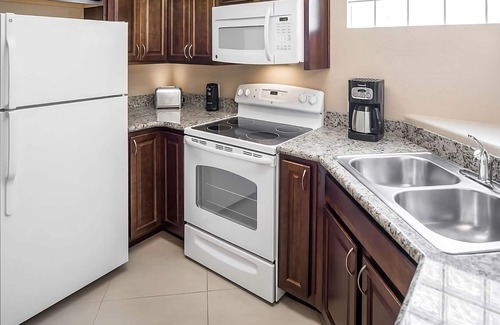 North Scottsdale Hotel | Make Your Trip More Enjoyable! Outdoor Pool, Kitchen, Onsite Parking!