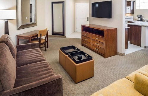 North Scottsdale Hotel | Make Your Trip More Enjoyable! Outdoor Pool, Kitchen, Onsite Parking!