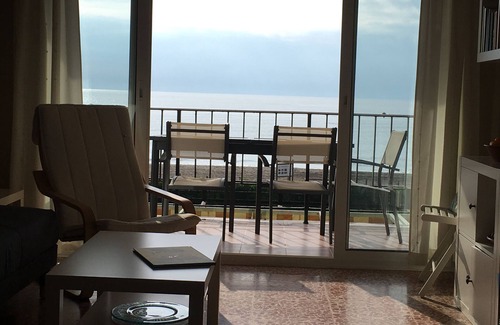 Torre de Benagalbon Apartamento | Malaga: WIFI, A/C, primera linea de playa, piscina, tenis, espectaculares vistas frontales y despejadas al mar