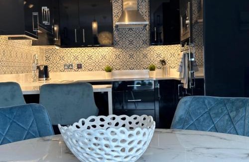 Sutton Cross Apartamento | Malahide Dublin Airport Superior Large Serviced Apartment - Sleeps 6