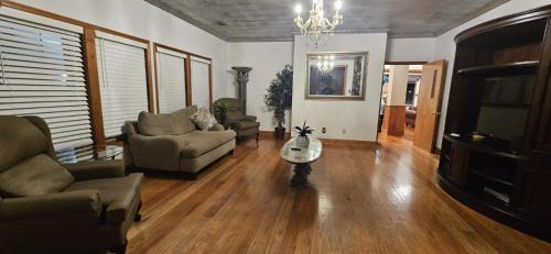 Manchester Casa | Manchester Georgia Mountain estate with 10000 sqft panoramic views - 13 bedrooms, theater, pool table, event room and multiple gathering areas - Sleeps 30