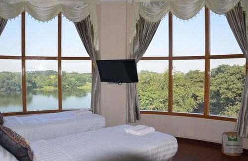 Mandalay Hotel | Mandalay Kandawgyi Inn