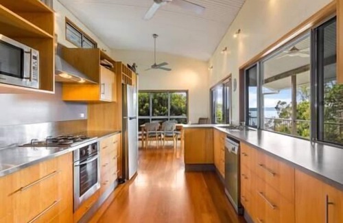 Noosa North Shore Casa | Mango House has everything you need for a beautiful Boreen Point family holiday.