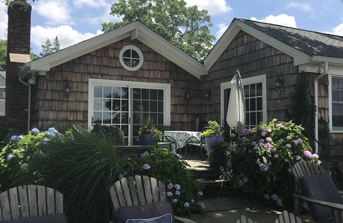 Port Washington Casa | Manhasset Bay Waterfront Cottage. Fácil viaje diario a Nueva York y un entorno tranquilo y pacífico