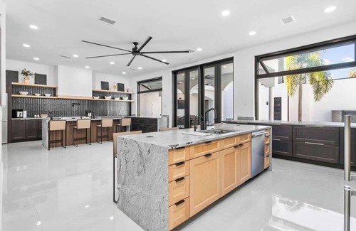 Sunset Park Villa | *MANSION* 10 Bdrm-14 Bath-Pool-Spa-Gym-Arcade-S. Tampa