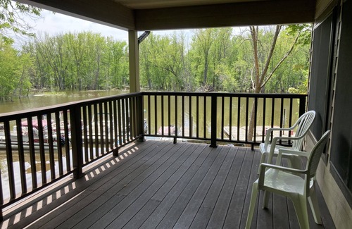 La Crosse Apartamento | Marina getaway located on the back sloughs of the mighty Mississippi.
