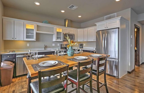 Wapato Point Condominio | Marina's Edge Condo - Pool & Spas - Marina -Town!