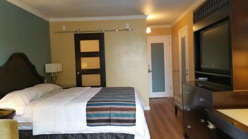 Oakland Hotel | Marina Village Inn