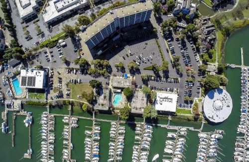 Oakland Hotel | Marina Village Inn