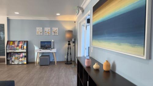 Oakland Hotel | Marina Village Inn