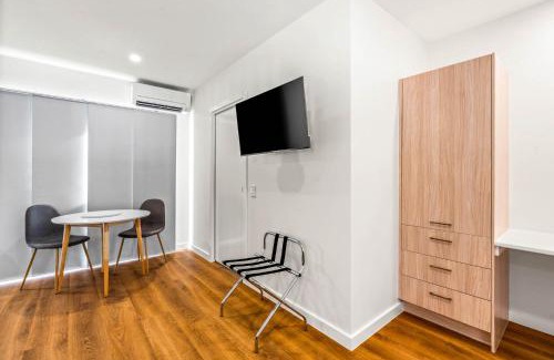 Brisbane Waterfront Hotel | Marley's Place - Motel Russell Island