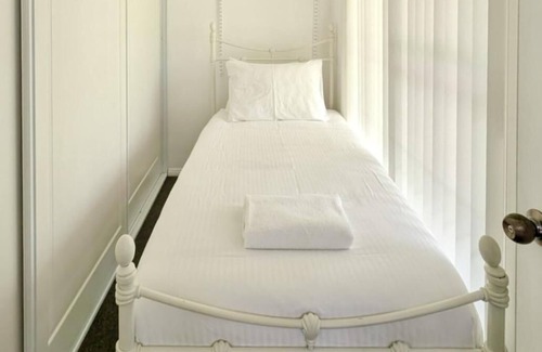 Marrangaroo Otro | Marrangaroo Meadows - Rural Manor, 5 Bedroom, 3 Bathroom, Indoor Swimming Pool