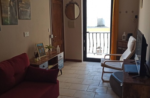 Marsalforn Apartamento | Marsalforn flat near beach and boulevard