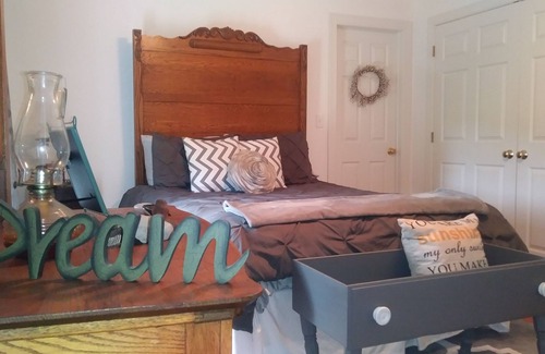 Secretary Cama Y Desayuno | Marvel's on the Creek