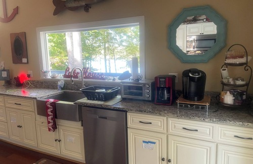 Livingston Apartamento | Marvelous Master on the Water at Lake Anna with Tv and Full Bathroom