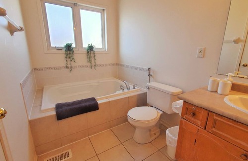 Village at York University Casa | Dormitorio principal con baño privado y estacionamiento en YorkU. Camina hasta el metro stn.