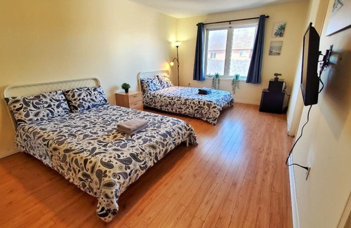 Village at York University Casa | Dormitorio principal con baño privado y estacionamiento en YorkU. Camina hasta el metro stn.