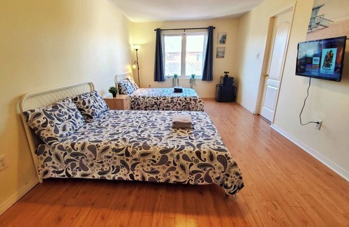 Village at York University Casa | Dormitorio principal con baño privado y estacionamiento en YorkU. Camina hasta el metro stn.