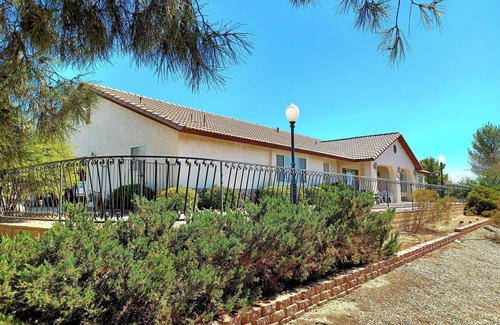 Victorville Casa | MASTER BR - Safe Apple Valley, Full Bath-AC-WiFi-kitchen-laundry-patios- parking