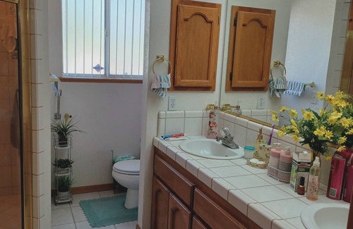 Victorville Casa | MASTER BR - Safe Apple Valley, Full Bath-AC-WiFi-kitchen-laundry-patios- parking