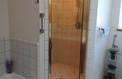 Victorville Casa | MASTER BR - Safe Apple Valley, Full Bath-AC-WiFi-kitchen-laundry-patios- parking