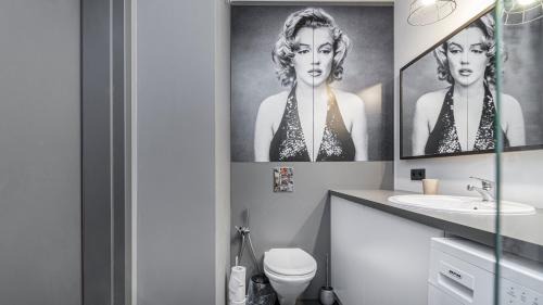 Old Town Hotel | Maya's Flats & Resorts 24 - Hollywood