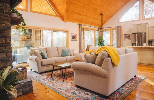 McCaysville Cabina | McStay in McCay - Charming 4-bed cabin w/ outdoor fireplace and large jacuzzi!