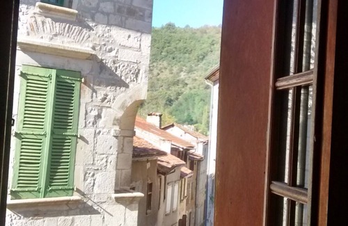 Saint-Antonin Noble Val Casa | Casa de pueblo medieval en el corazón del pueblo W Piscina privada, terraza y patio tranquilo