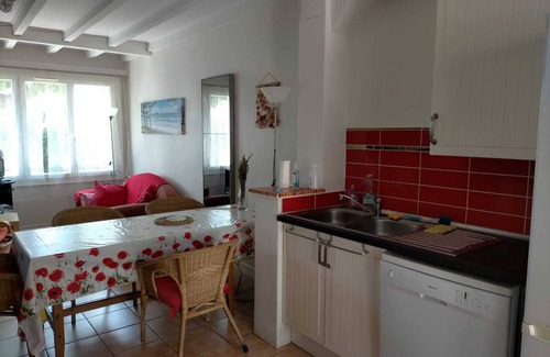 Saint-Pierre-la-Mer Cabina | Bandera mediterránea San Pedro del mar, cerca de la playa de Narbonne.