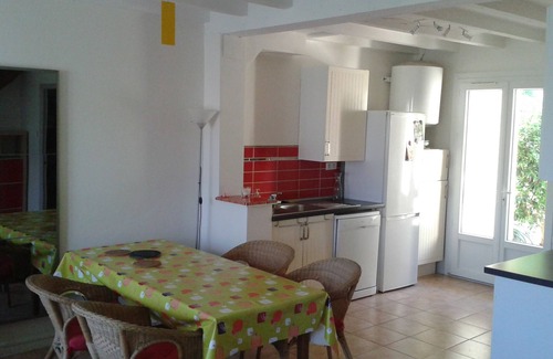 Saint-Pierre-la-Mer Cabina | Bandera mediterránea San Pedro del mar, cerca de la playa de Narbonne.