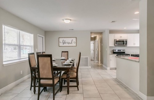 West Melbourne Casa | Melbourne 6 bed/2 bath Sleeps 12 BEDS 5King/1Qn