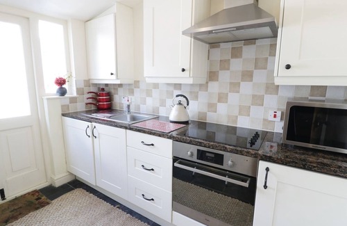 Brynsiencyn Cabaña | MENAI COTTAGE, pet friendly, character holiday cottage in Brynsiencyn