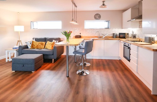 Hoylake Cabaña | MEOLS HOLIDAY LODGE, romantic, country holiday cottage in Meols